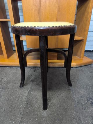 Taburete antiguo de madera.