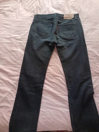 Levi's 501 negros W33 L34. Muy buen estado.
