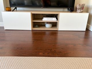 Mueble TV IKEA - Madera y blanco