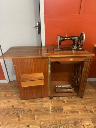 Máquina coser antigua de madera