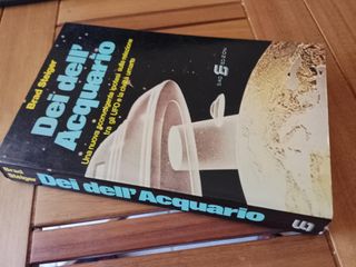 Dei dell'Acquario. di Brad Steiger.