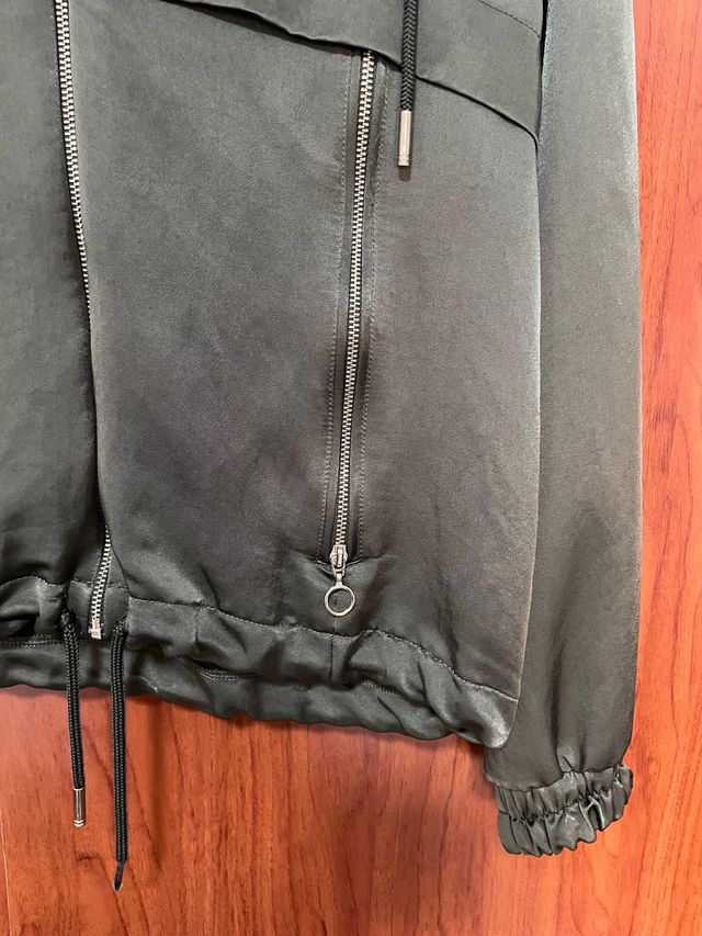 Chaqueta Zara verde oliva con capucha Talla Xs
