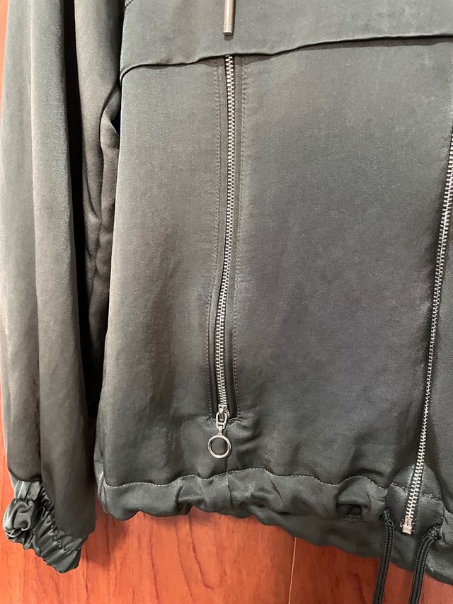 Chaqueta Zara verde oliva con capucha Talla Xs