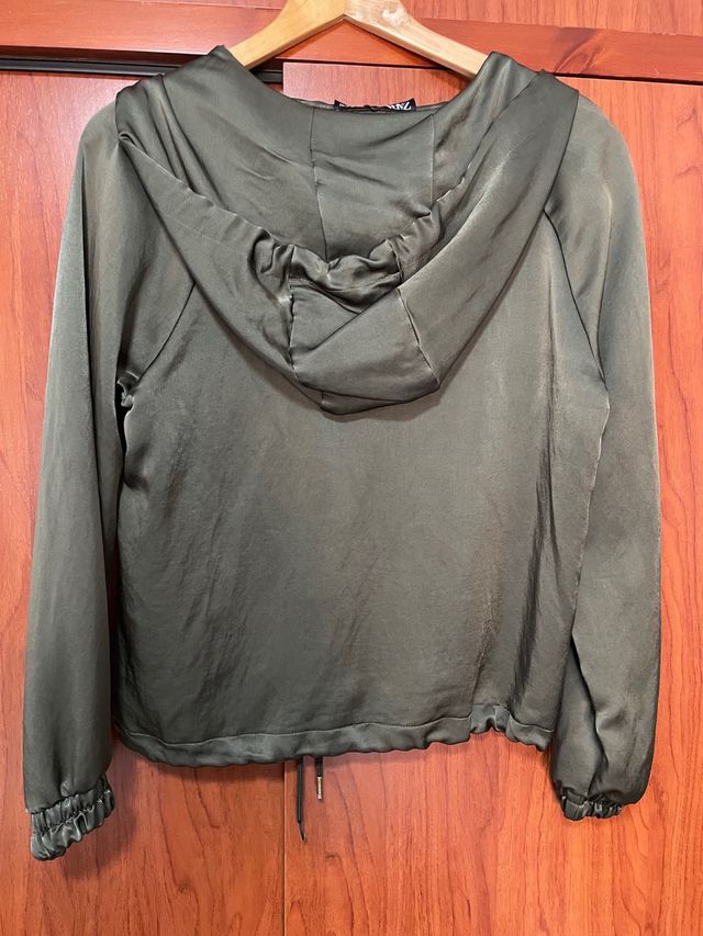 Chaqueta Zara verde oliva con capucha Talla Xs