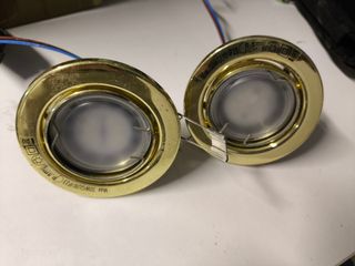 Hay 16-18 gocos empotrables dorados y plata