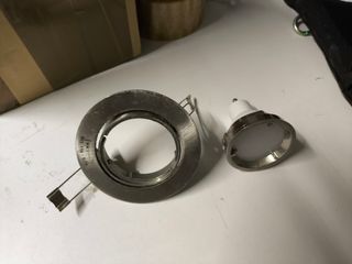 Hay 16-18 gocos empotrables dorados y plata