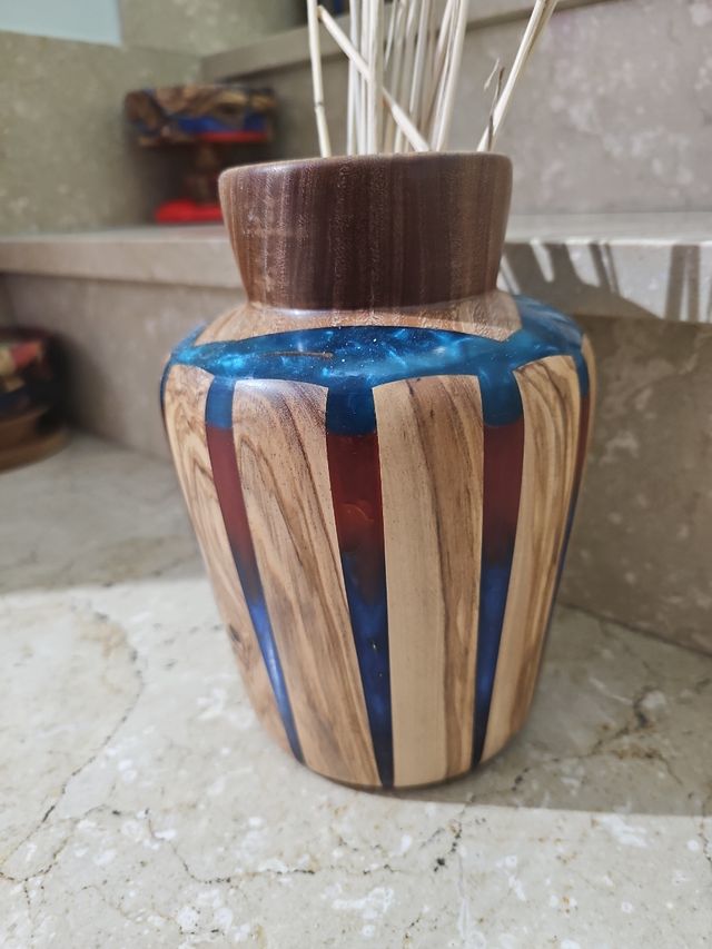 Jarrón resina-madera artesanal