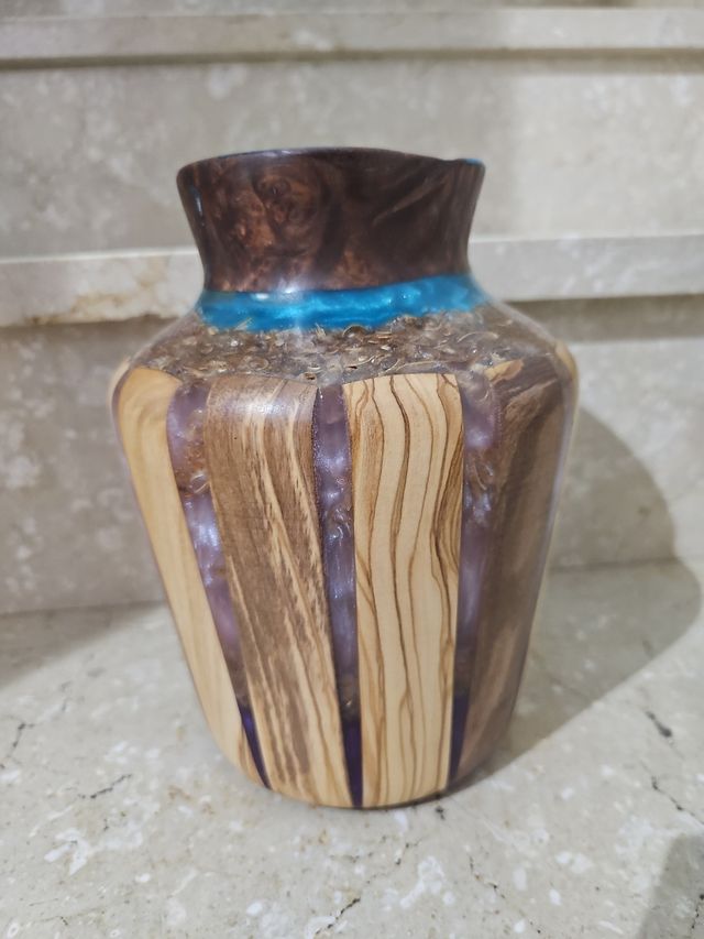 Jarrón resina-madera artesanal