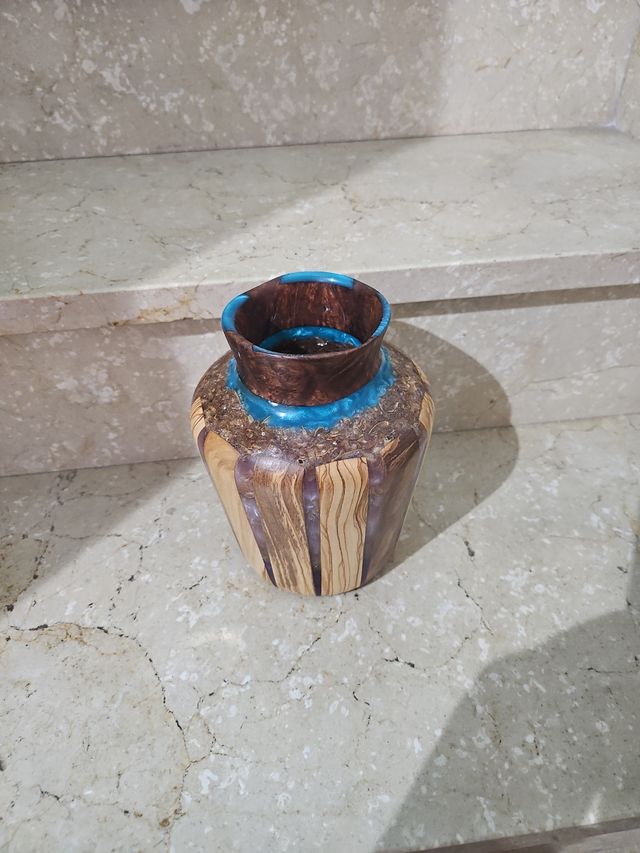 Jarrón resina-madera artesanal