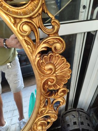 Espejo dorado antiguo