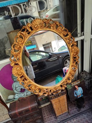 Espejo dorado antiguo