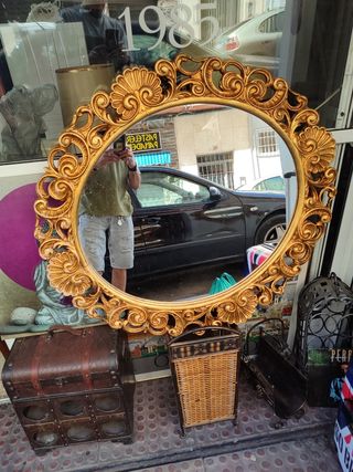 Espejo dorado antiguo