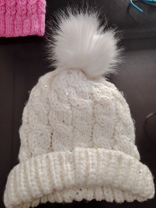 Gorrito tejido rosa, fuscia, gris, blanco y varios