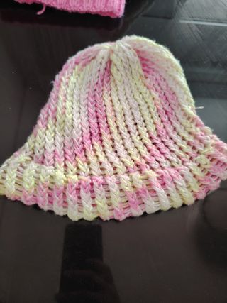 Gorrito tejido rosa, fuscia, gris, blanco y varios