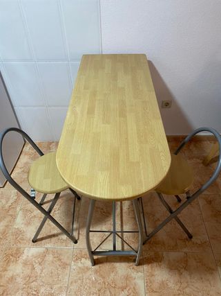 Mesa alta cocina + 2 sillas plegables 