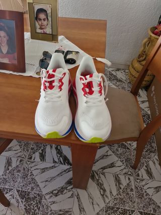 Zapatillas Hoka blancas y rojas