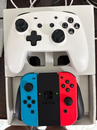 Nintendo Switch - 3 mandos, 2 juegos