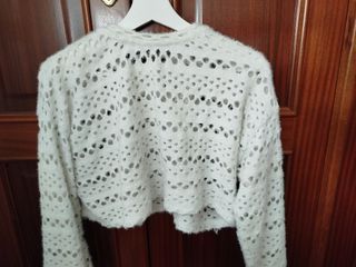 Suéter Bershka blanco, corto, calado