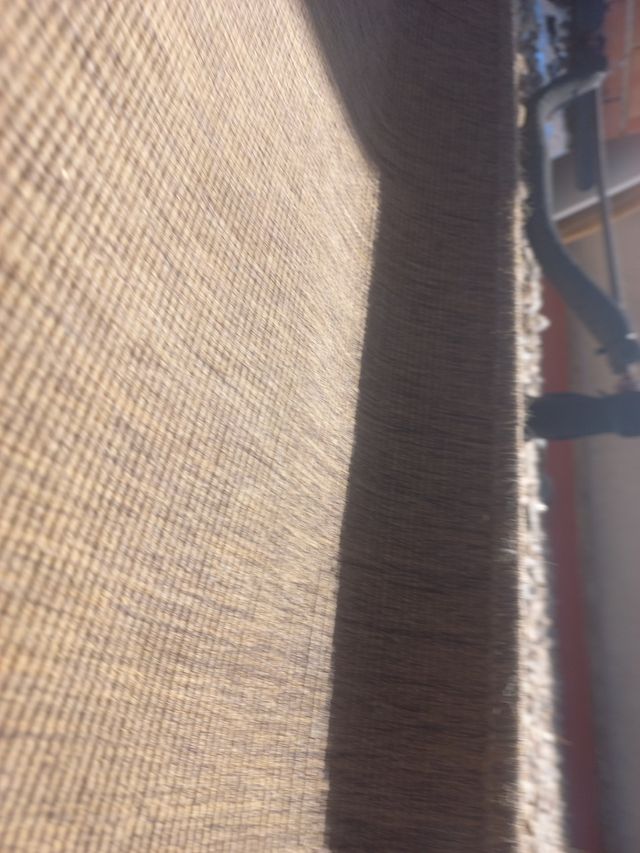 Alfombra beige y marrón mediana