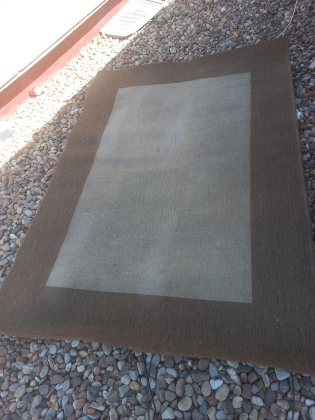 Alfombra beige y marrón mediana