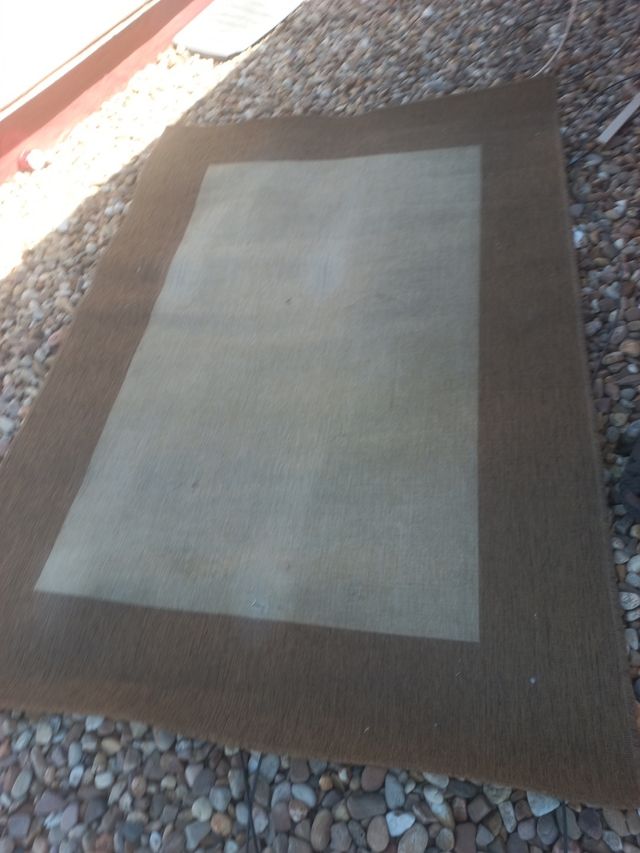 Alfombra beige y marrón mediana