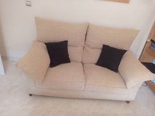 Tresillo sofá beige dos plazas.