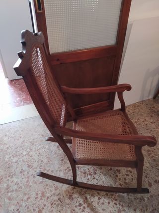Mecedora mimbre marrón