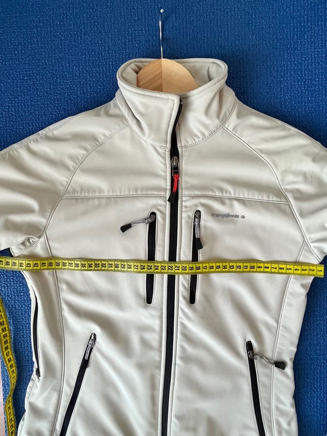 Chaqueta cortavientos Trangoworld beige