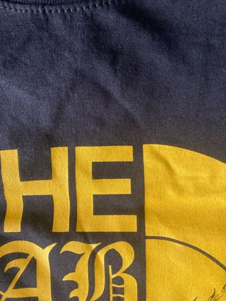 Camiseta Akab negra y amarilla