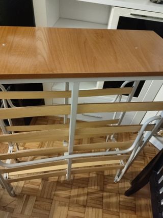 Cama plegable metálica con ruedas