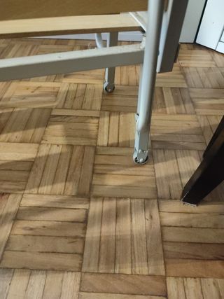 Cama plegable metálica con ruedas