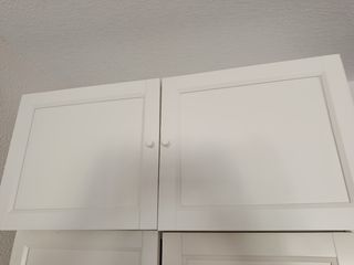 Armarios IKEA Billy blancos sin puertas altillo.