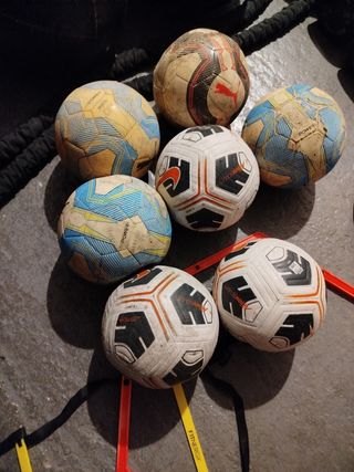 4 Balones Fútbol 11 usados y portabalones