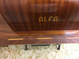 Máquina coser Alfa antigua con marquetería maderas