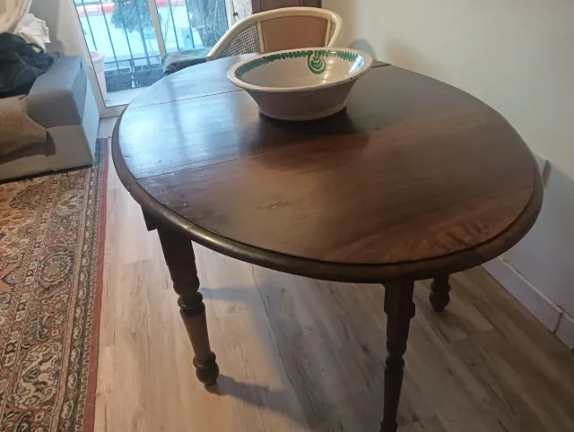 Mesa antigua de madera