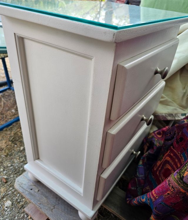 Mesita 3 cajones - Madera blanca y cristal