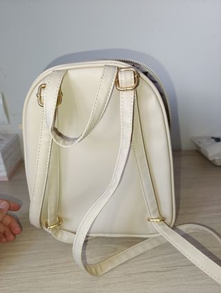 Mochila beige pequeña