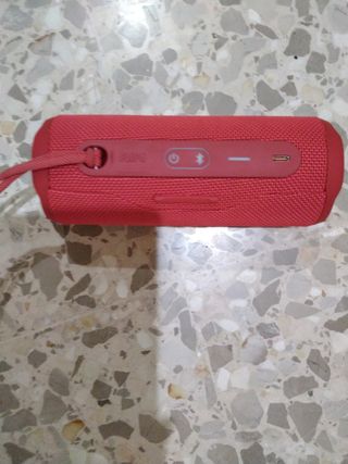 Altavoz JBL rojo portátil