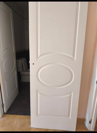 Puertas madera maciza blancas.