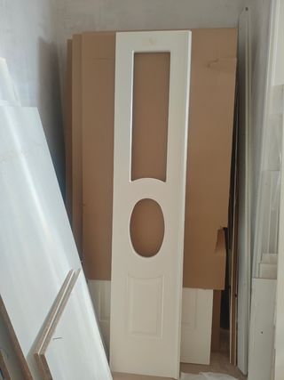 Puertas madera maciza blancas.