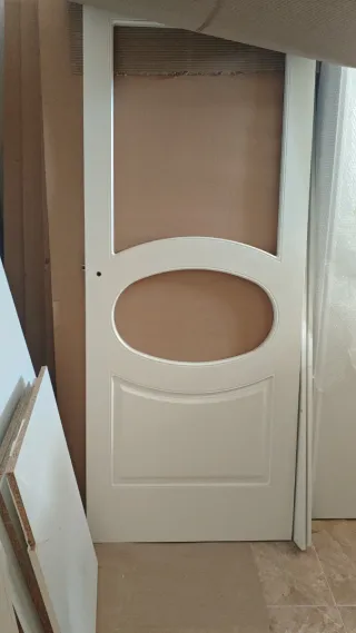 Puertas madera maciza blancas.