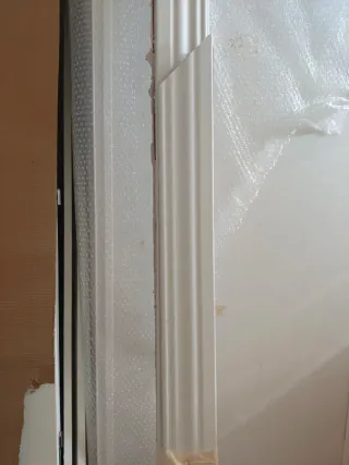 Puertas madera maciza blancas.