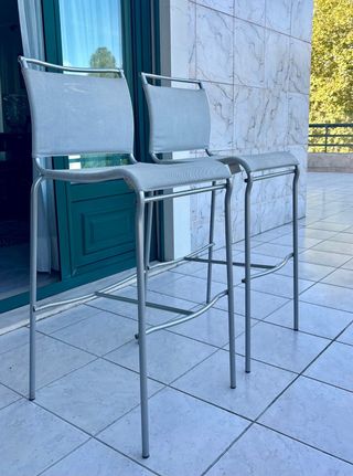 Duas cadeiras altas, modernas e elegantes, ideais