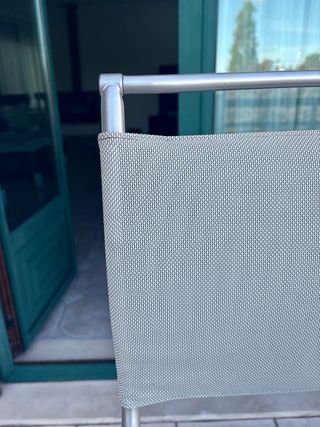 Duas cadeiras altas, modernas e elegantes, ideais