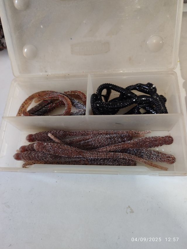 TANTI SILICONI + 2 SCATOLE INCLUSO.