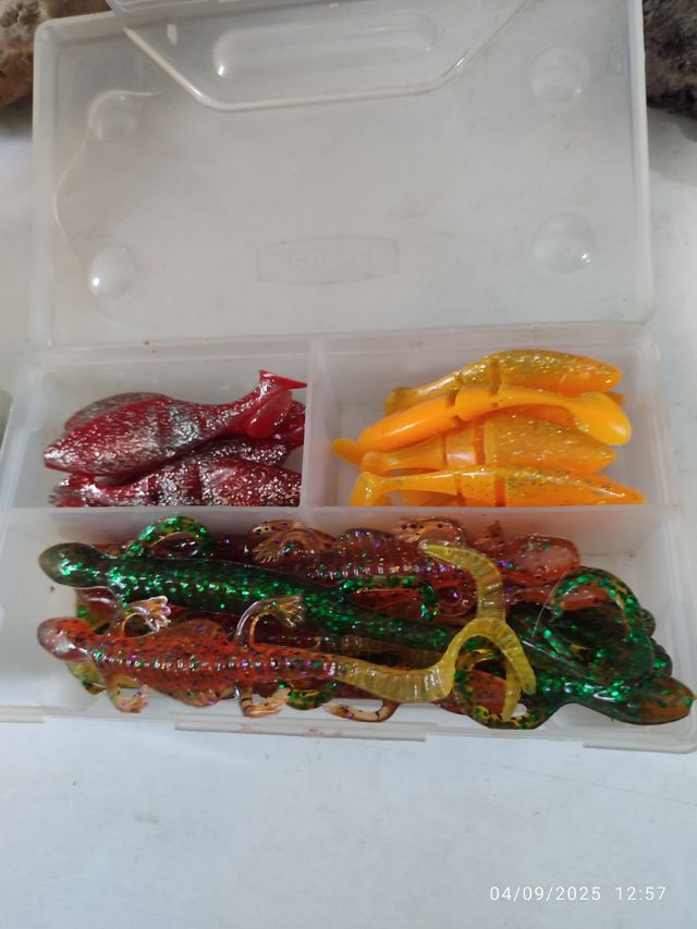 TANTI SILICONI + 2 SCATOLE INCLUSO.