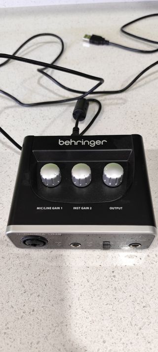 Interfaz audio Behringer U-phoria UM2