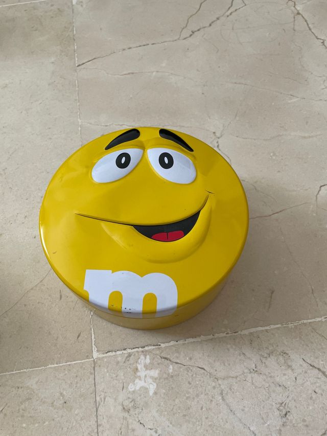 Lata M&M's amarilla