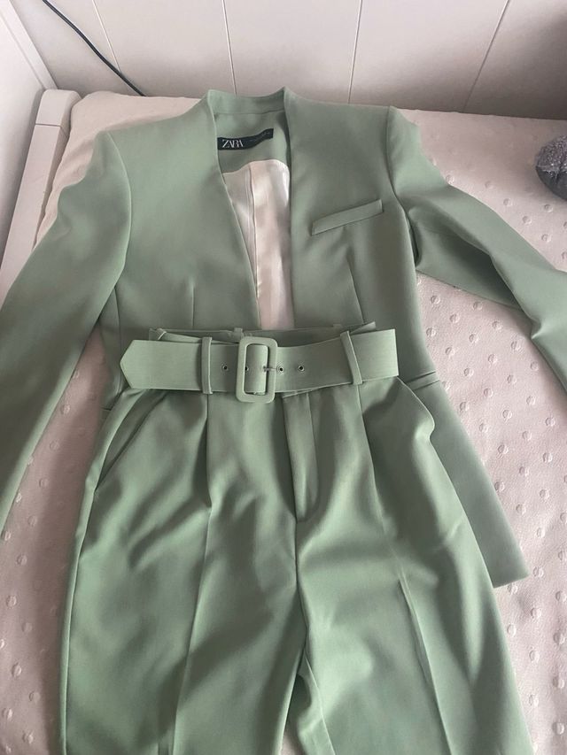 Traje Zara verde