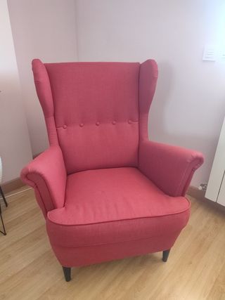 Sillón IKEA Strandmon rojo